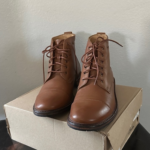 Clarks Men's Tan Leather Chukka Boots - Picture 3 of 10